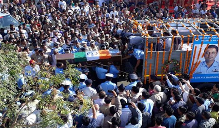 महाराष्ट्र: वायुसेना पायलट को हजारों नम आंखों ने दी अंतिम विदाई