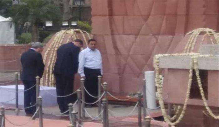 ब्रिटिश उच्चायुक्त ने जलियांवाला बाग के शहीदों को दी श्रद्धांजलि ब्रिटिश उच्चायुक्त ने जलियांवाला बाग के शहीदों को दी श्रद्धांजलि