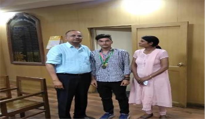 राष्ट्रीय खिलाड़ी अभय राज सिंह का डीएम ने किया सम्मान