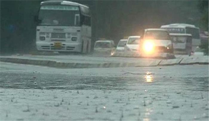 दिल्ली के कुछ हिस्सों में बारिश,मौसम हुआ सुहावना