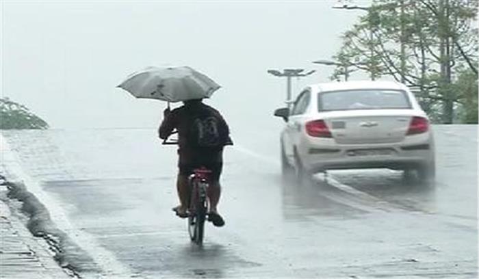 दिल्ली में भारी बारिश ,ट्रैफिक जाम में फंसे लोग