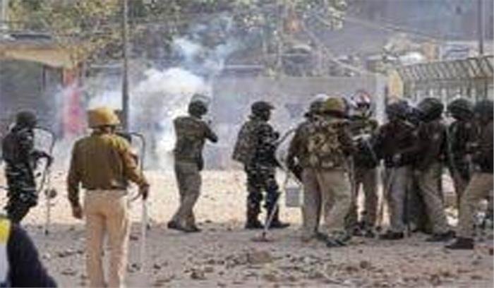 दिल्ली हिंसा : हालात बेकाबू, यमुनापार के तीनों जिलों में हाई-अलर्ट दिल्ली हिंसा : हालात बेकाबू, यमुनापार के तीनों जिलों में हाई-अलर्ट