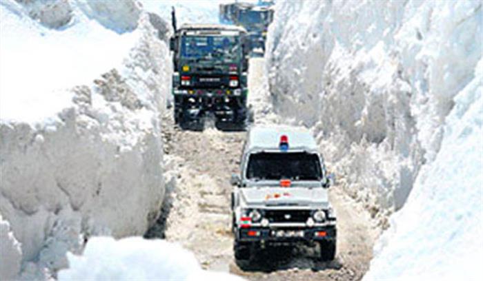 जम्मू- कश्मीर :हिमपात के कारण श्रीनगर-लेह और मुगल रोड बंद