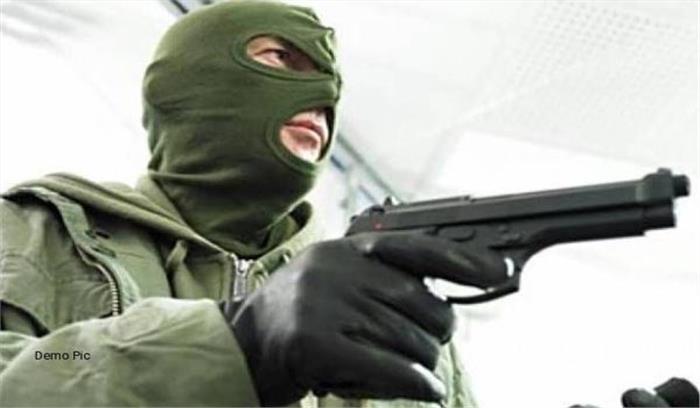 बदमाशों ने ट्रक चालक को बंधक बनाकर की लाखों की लूट