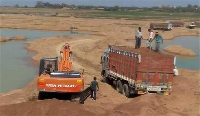यमुना रेती चोरी के मामले में रेती सहित चार ट्रैक्टर काबू