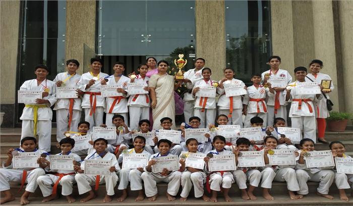 कराटे प्रतियोगिता में जीएनडब्ल्यू स्कूल को मिला 30 पदक