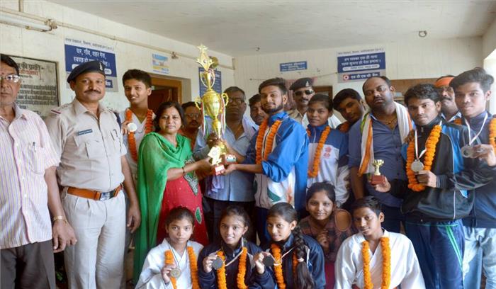 करातेे में सिमगा का नाम रोशन करने वाले बच्चों का किया गया स्वागत करातेे में सिमगा का नाम रोशन करने वाले बच्चों का किया गया स्वागत