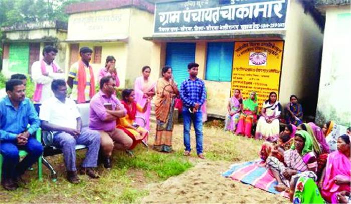 ग्रामीणों को मुख्यधारा से जोड़ने लगाया चौपाल
