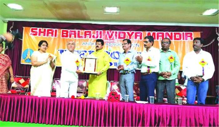 नेशनल खिलाड़ियों को ट्रैक सूट वितरित