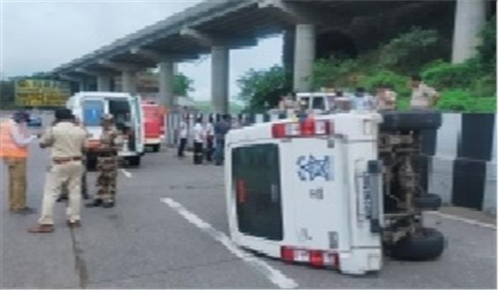 शरद पवार के काफिले की कार पलटी, पुलिसकर्मी चोटिल