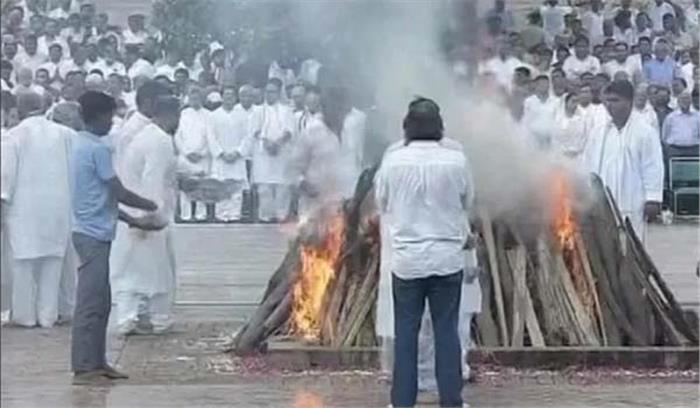 राष्ट्र ने वाजपेयी को अश्रुपूर्ण विदाई दी