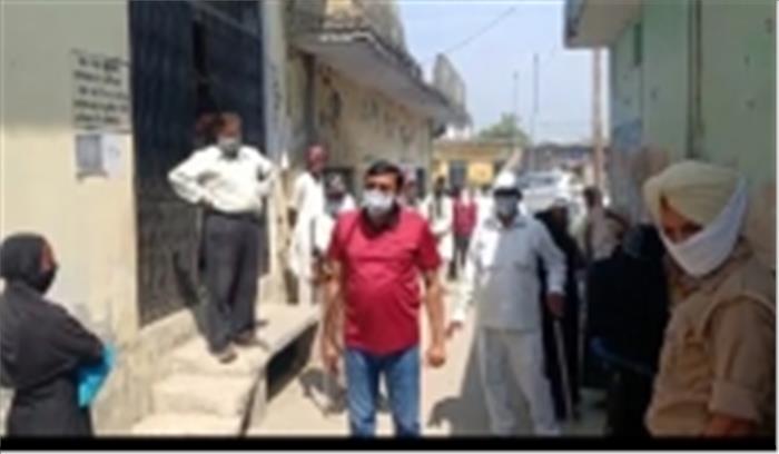 उप्र : शहर का हाल देखने पैदल निकल पड़े डीएम, लोग बोले-पुलिस पकड़ लेगी