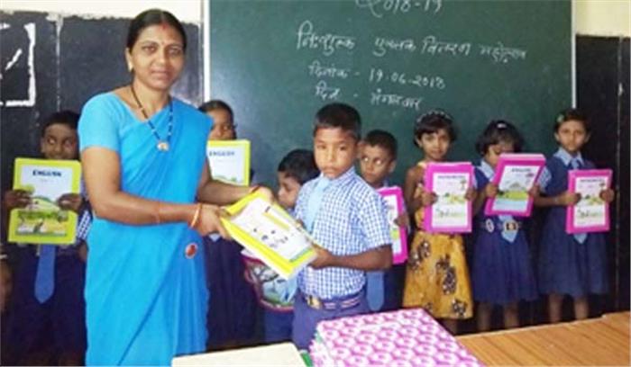 स्कूलों में किताबें व चाकलेट बांटकर मनाया शाला प्रवेशोत्सव