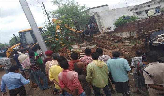 नवापारा : दर्जन भर से अधिक अतिक्रमणकारियों का तोड़े गए मकान और दुकान