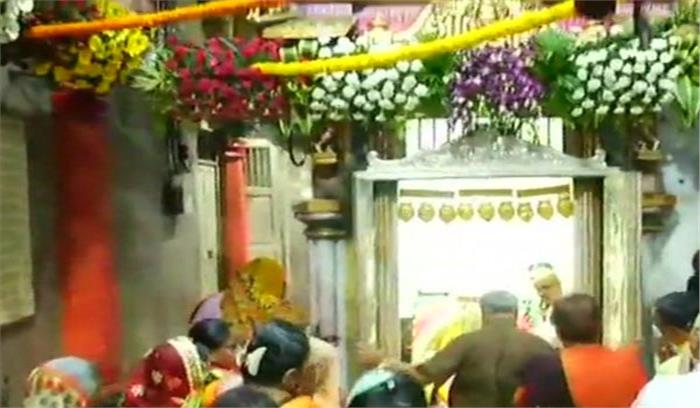 झांसी: विभिन्न मंदिरों में भक्तों की उमड़ी भीड़