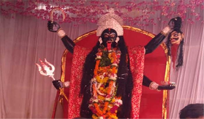 पंडाल में रौद्र रूप में बैठी मां काली बरसाती है भक्तों पर असीम कृपा