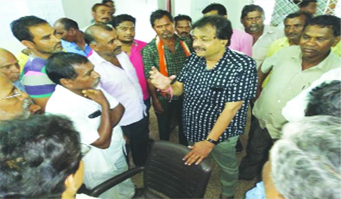 नवापारा-राजिम : आवारा पशुओं से परेशान किसानों ने नपा को सौपा ज्ञापन