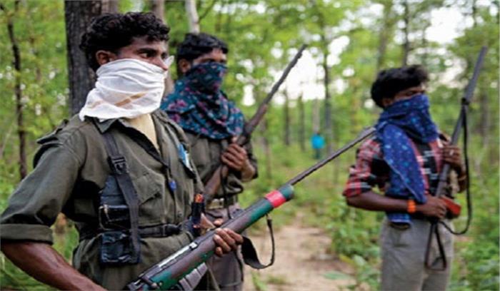 नक्सलियों ने बस में आग लगाई