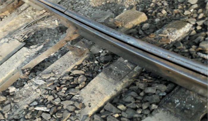 नक्सलियों ने रेल की पटरियां उखाड़ी,4 वाहनों को जलाया