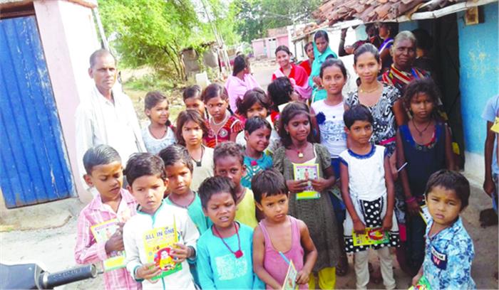 जरूरतमंद बच्चों को पाठ्य सामग्री वितरित जरूरतमंद बच्चों को पाठ्य सामग्री वितरित