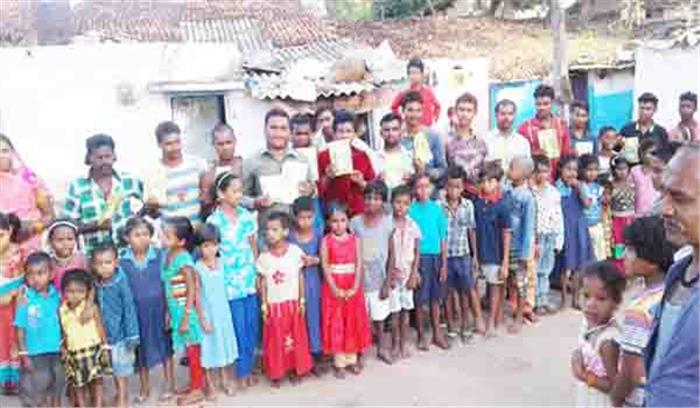 जरूरत मंद छात्र-छात्राओं को पाठ्य सामग्री का वितरण जरूरत मंद छात्र-छात्राओं को पाठ्य सामग्री का वितरण