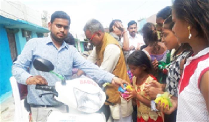 जरूरतमंद बच्चों को मिठाई व पटाखा वितरित