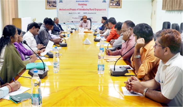 ग्रामीण क्षेत्रों को केंद्र में रखकर पाठ्यक्रम तैयार करने की जरूरत ग्रामीण क्षेत्रों को केंद्र में रखकर पाठ्यक्रम तैयार करने की जरूरत