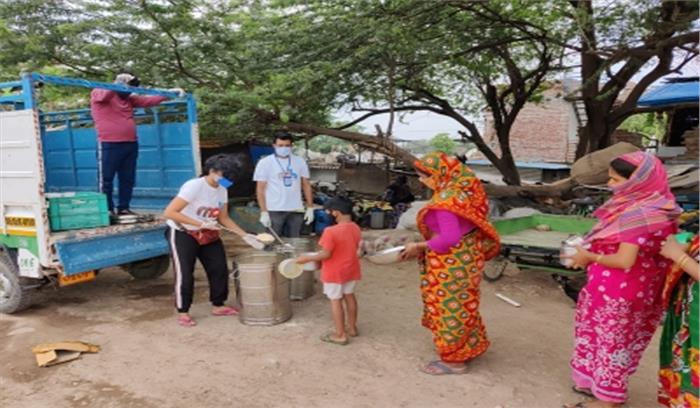 जरूरतमंदों तक भोजन, अस्पतालों के बाहर पीपीईटी बांट जिंदादिली दिखा रहे लोग