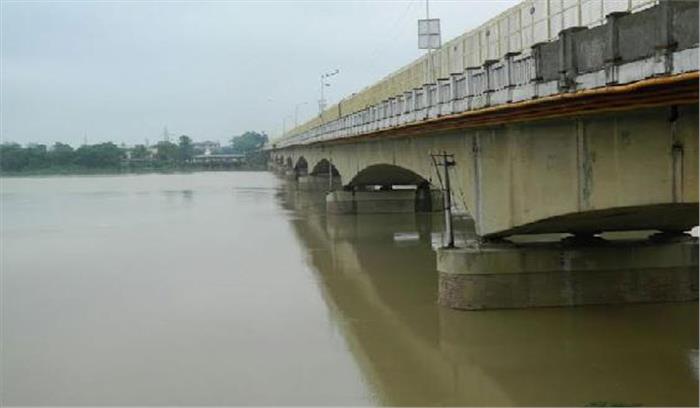 पानी के रिसाव के कारण शहरी क्षेत्र में अफरा तफरी