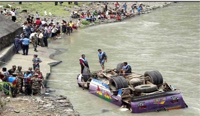 नेपाल में त्रिशुली नदी में बस के गिरने से 14 की मौत 