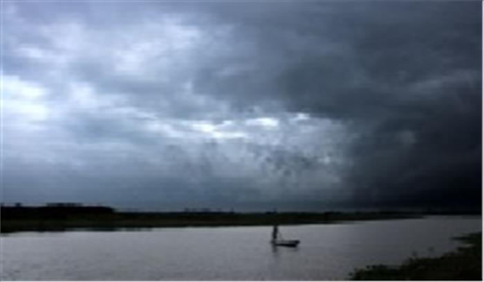 नेपाल में टिप्पर ट्रक नदी में गिरा, 30 लोग लापता