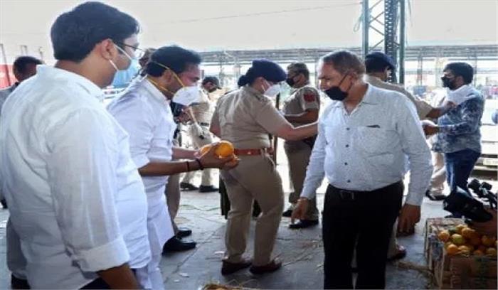 आजादपुर मंडी में छोड़ी सब्जियां बेचकर पेट पालने वाले परिवार को खाने के लाले आजादपुर मंडी में छोड़ी सब्जियां बेचकर पेट पालने वाले परिवार को खाने के लाले