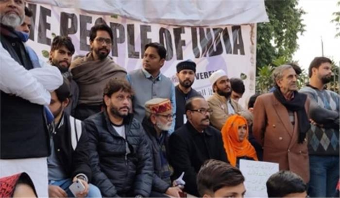 ओवैसी की पार्टी के पूर्व विधायक पहुंचे जामिया