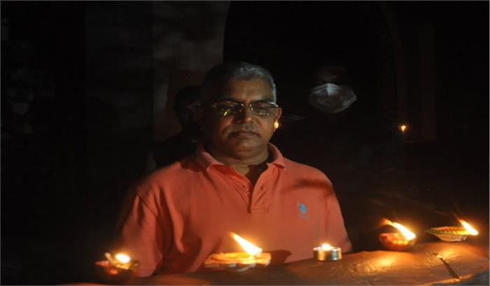 देशभर में 9 मिनट जलाए गए दीए