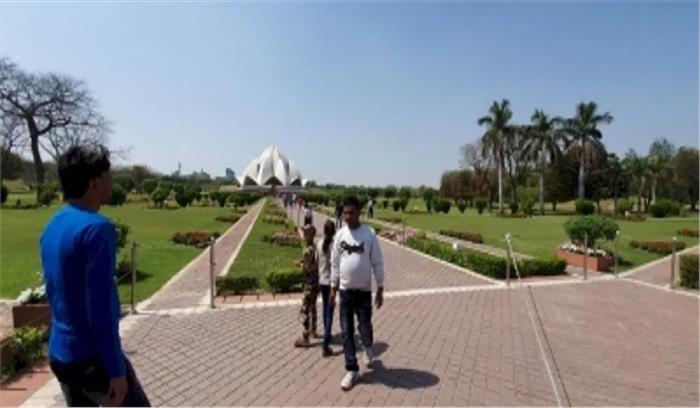 कोविड-19 : सुनसान पड़ी कुतुब मीनार, लोटस टेम्पल में कम हुई चहल-पहल