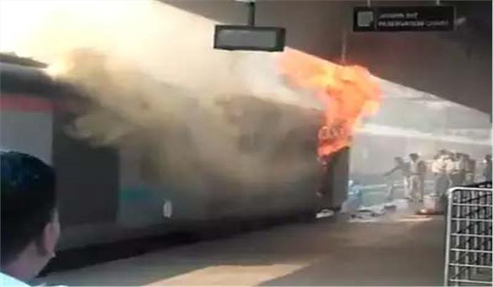 नई दिल्ली रेलवे स्टेशन पर खड़ी ट्रेन में लगी आग, कोई हताहत नहीं