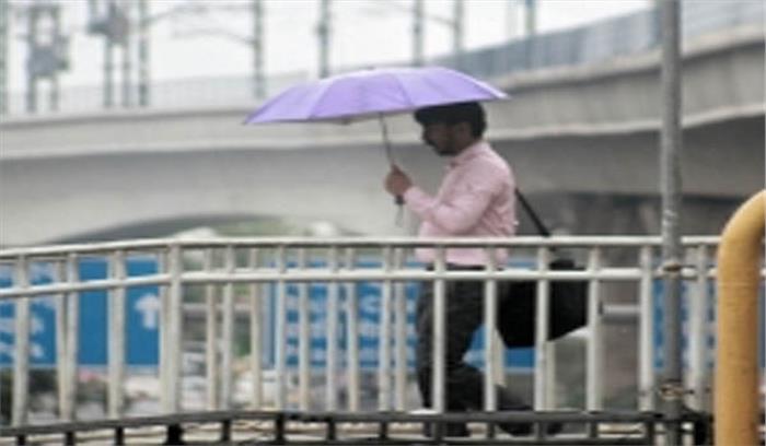 नई दिल्ली में हुई बारिश से भीषण गर्मी से राहत
