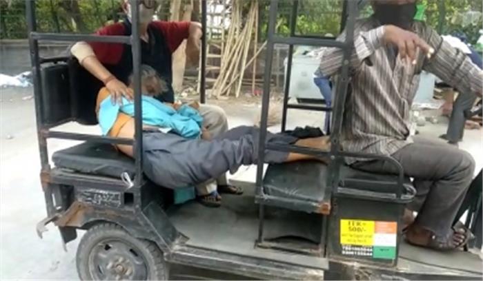 नई दिल्ली : शव को ई रिक्शा में डाल अंतिम संस्कार कराने पहुंचा भाई