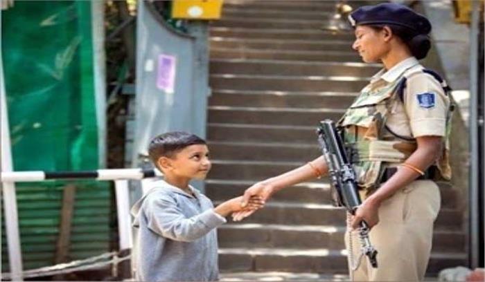 सीआरपीएफ कर्मी से हाथ मिलाते बच्चे की तस्वीर ने जीता दिल