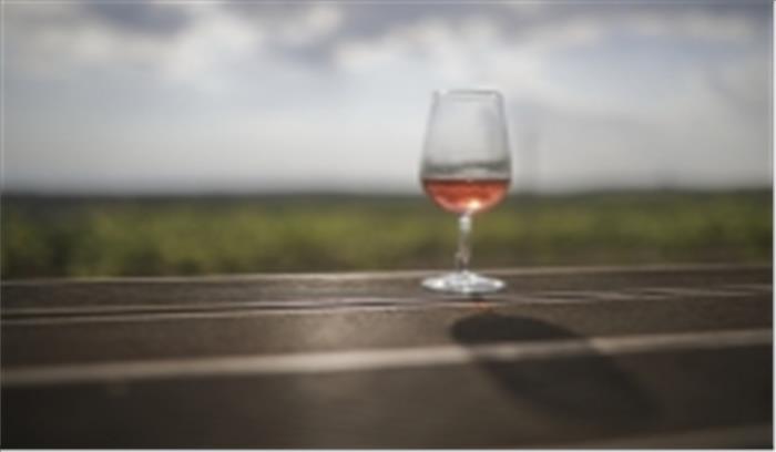 पापा शराब पीकर लॉकडाउन का मजाक उड़ा रहे