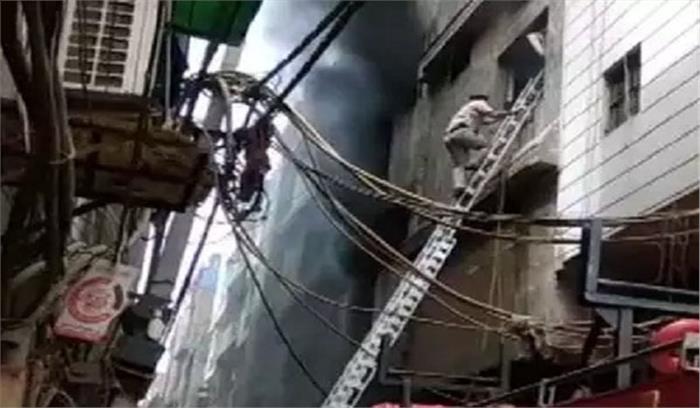 दिल्ली में रबड़ फैक्ट्री में लगी आग, 3 घायल  