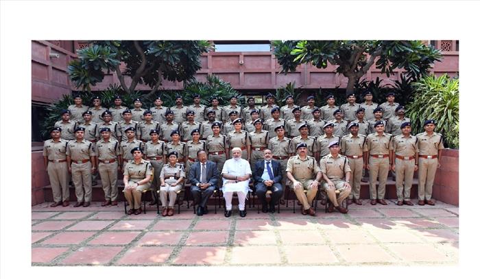 पुलिस प्रोबेशनर्स ने की मोदी से मुलाकात