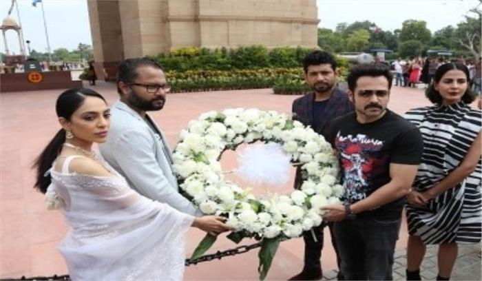 अमर जवान ज्योति पर बार्ड ऑफ ब्लड के सितारों ने दी श्रद्धांजलि