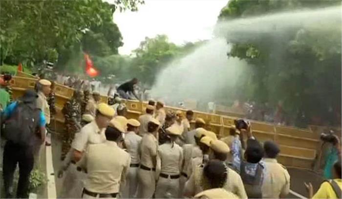 एनआरसी पर दिए बयान के बाद केजरीवाल के घर के बाहर प्रदर्शन