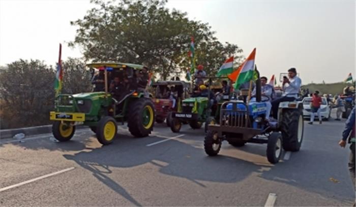 किसानों के साथ एकजुटता दिखाने को हैदराबाद में निकाली गई शांतिपूर्ण रैली किसानों के साथ एकजुटता दिखाने को हैदराबाद में निकाली गई शांतिपूर्ण रैली