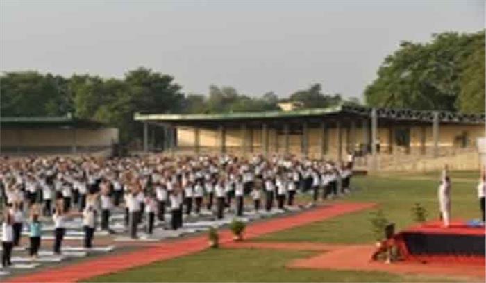 दिल्ली में अंतर्राष्ट्रीय योग दिवस के अवसर पर जुटे हजारों लोग  