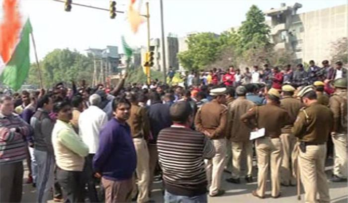  शाहीनबाग में धरने के खिलाफ प्रदर्शन, विशेष पुलिस आयुक्त पहुंचे 