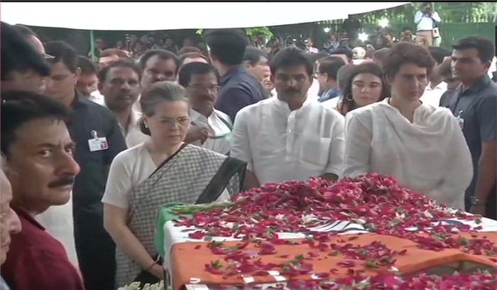  सोनिया गांधी और प्रियंका गांधी ने पूर्व मुख्यमंत्री शीला दीक्षित को दी श्रद्धांजलि