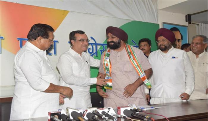 आम आदमी पार्टी नेता सुरेंद्र पाल बिट्टू भाजपा में शामिल हुए आम आदमी पार्टी नेता सुरेंद्र पाल बिट्टू भाजपा में शामिल हुए