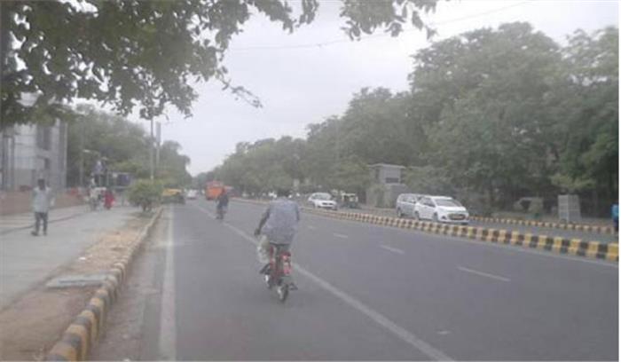 दिल्ली में सुबह उमस भरी गर्मी रही